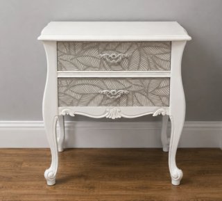Mesita blanca . Cajones con relieve plateado.