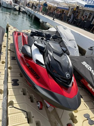 Moto de agua Sea-Doo Roja y Negra