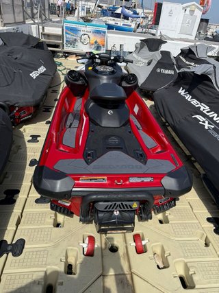 Moto de agua Sea-Doo Roja y Negra