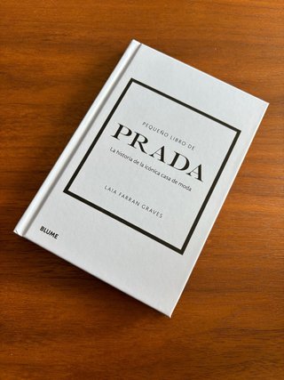 Prada : la historia de la icónica casa de moda
