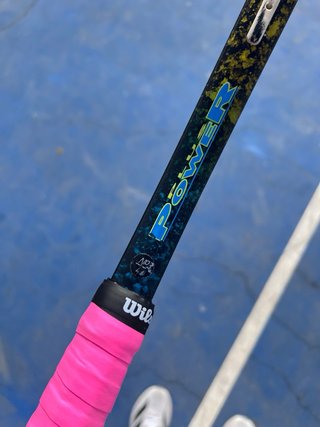 Raqueta tenis basica con grip Wilson rosa