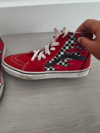 Zapatillas Vans Rojas con Diseño de Llamas