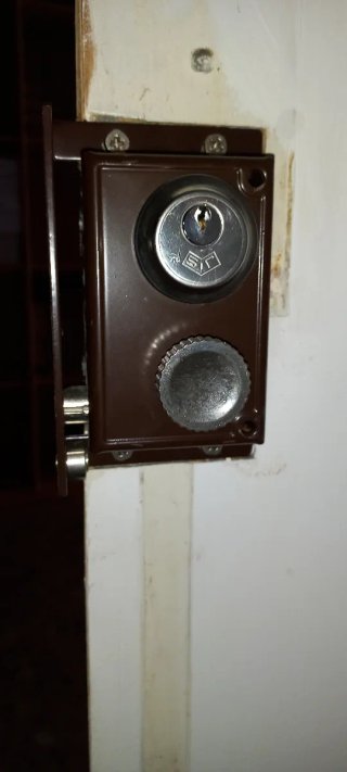 Cerradura JIS y pomo de portón principal.