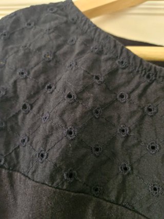 Blusa negra sin mangas con bordado T44