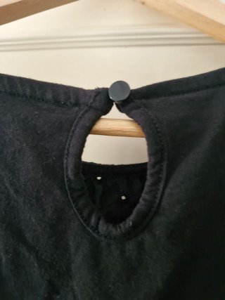 Blusa negra sin mangas con bordado T44