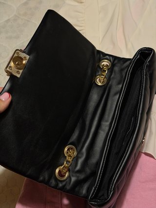 Bolso negro acolchado con cadena dorada