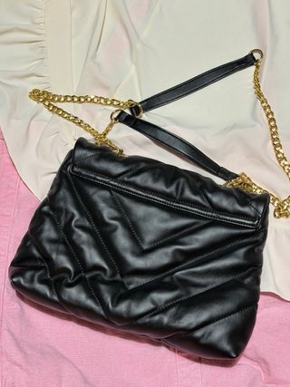 Bolso negro acolchado con cadena dorada