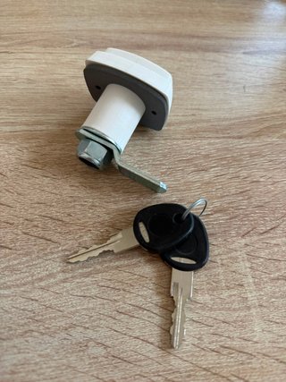 Cerradura FAP rectangular portón blanca