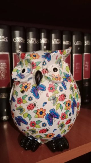 Figura decorativa de búho blanco con adornos