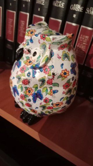 Figura decorativa de búho blanco con adornos