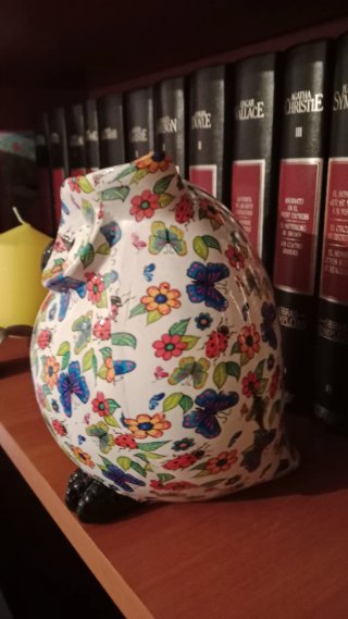 Figura decorativa de búho blanco con adornos