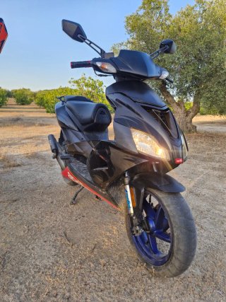 Aprilia SR50 Factory Negra y Roja