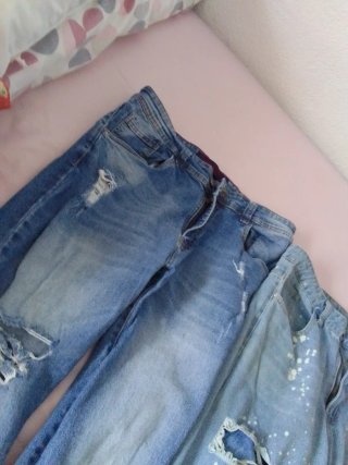 Jeans rasgados y camisetas hombre