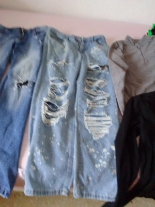 Jeans rasgados y camisetas hombre