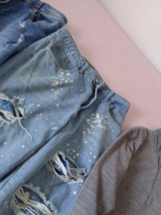 Jeans rasgados y camisetas hombre