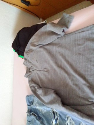 Jeans rasgados y camisetas hombre