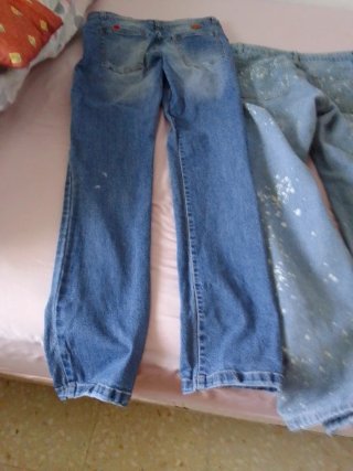 Jeans rasgados y camisetas hombre