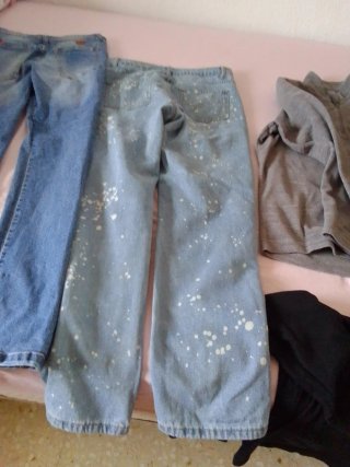 Jeans rasgados y camisetas hombre