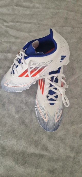 Botas de fútbol Adidas FC50 y Puma