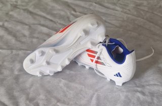 Botas de fútbol Adidas FC50 y Puma