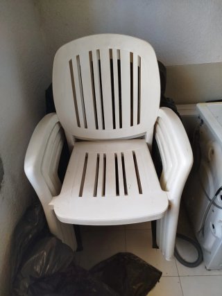 Mesa de terraza y 4 sillas de plástico