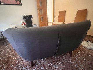 Sofa de 2 plazas gris, estilo mid-century