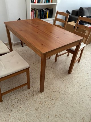 Mesa de comedor IKEA de madera maciza + 4 sillas