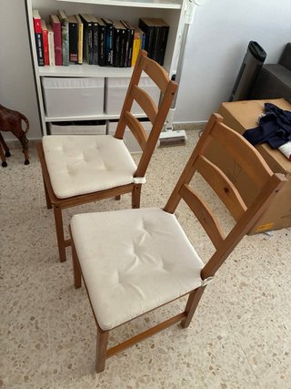 Mesa de comedor IKEA de madera maciza + 4 sillas