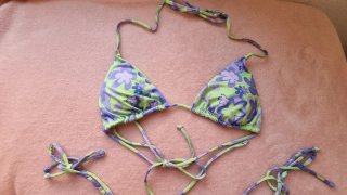 Bikini Bershka estampado floral verde y morado