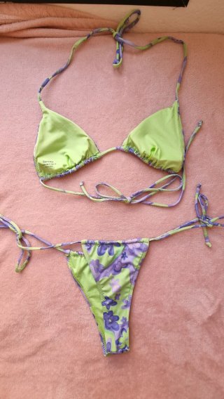 Bikini Bershka estampado floral verde y morado