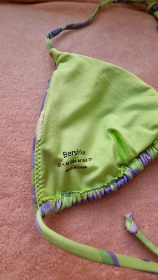 Bikini Bershka estampado floral verde y morado