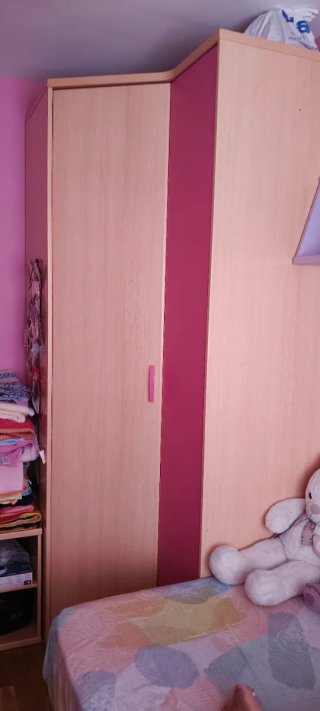 Guardaroba, tavolino e divano letto.