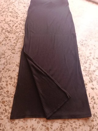 Falda midi negra acanalada