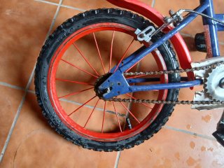 Bici infantil azul y roja ‼️PRECIO NEGOCIABLE‼️
