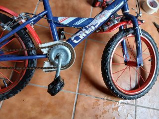 Bici infantil azul y roja ‼️PRECIO NEGOCIABLE‼️