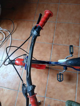 Bici infantil azul y roja ‼️PRECIO NEGOCIABLE‼️