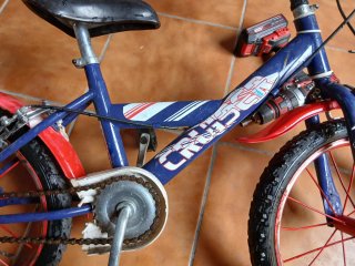 Bici infantil azul y roja ‼️PRECIO NEGOCIABLE‼️