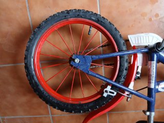 Bici infantil azul y roja ‼️PRECIO NEGOCIABLE‼️