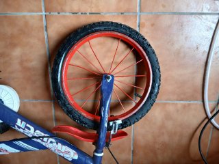 Bici infantil azul y roja ‼️PRECIO NEGOCIABLE‼️
