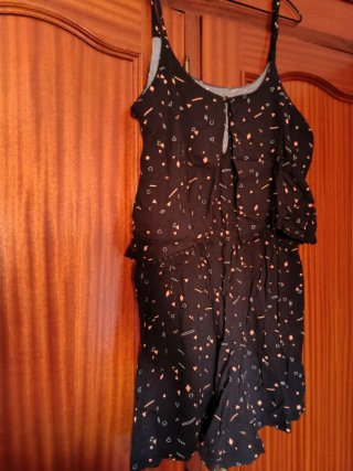 Mono de tirantes con base negra y detalles