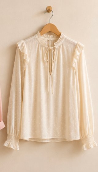 Blusa beige con volantes y lazada