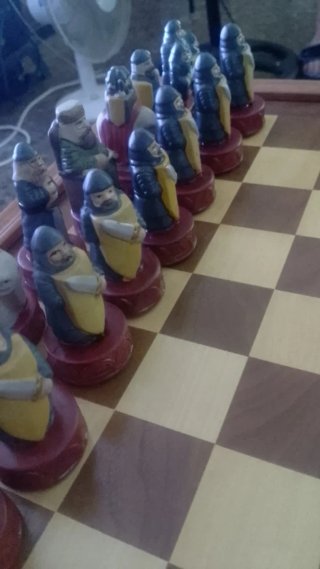 Ajedrez con figuras de madera