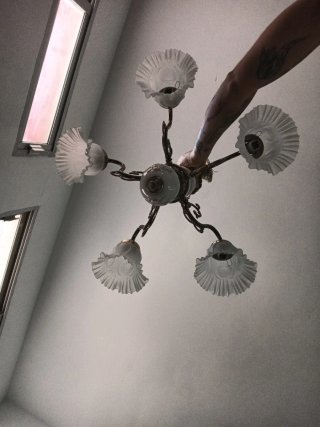 Lámpara de araña antigua de cerámica y metal