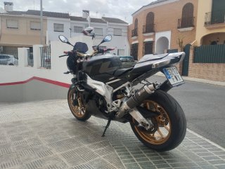 Aprilia Tuono 1000R Negra y Dorada