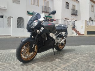 Aprilia Tuono 1000R Negra y Dorada