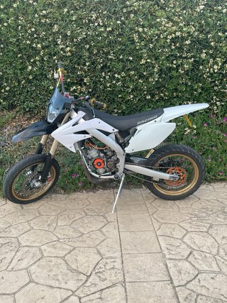 Moto Supermotard Blanca y Negra