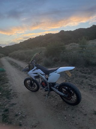Moto Supermotard Blanca y Negra