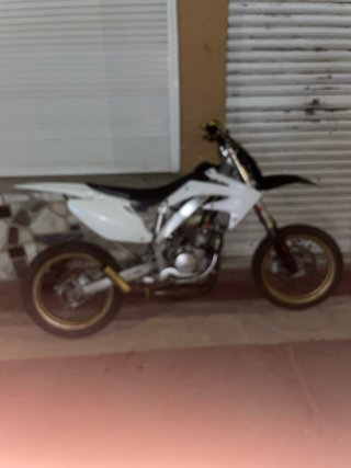 Moto Supermotard Blanca y Negra