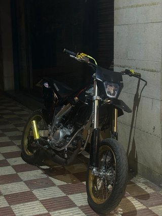 Moto Supermotard Blanca y Negra