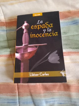 Novela La espada y la inocencia de Llàtzer Carles